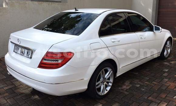 Sayi Na hannu Mercedes-Benz C–Class White Mota in Maseru a Maseru Sayi Na hannu Mercedes-Benz C–Class White Mota in Maseru a Maseru