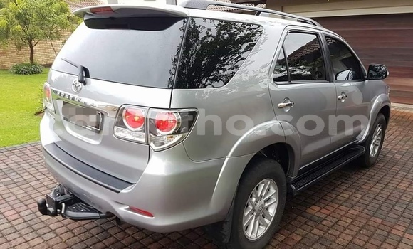 Sayi Na hannu Toyota Fortuner Silver Mota in Maseru a Maseru Sayi Na hannu Toyota Fortuner Silver Mota in Maseru a Maseru