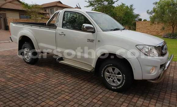 Sayi Na hannu Toyota Hilux White Mota in Maseru a Maseru Sayi Na hannu Toyota Hilux White Mota in Maseru a Maseru