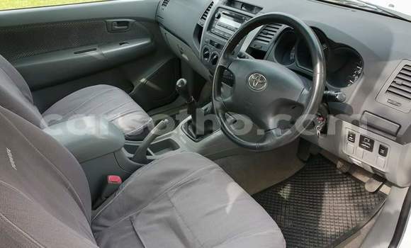 Sayi Na hannu Toyota Hilux White Mota in Maseru a Maseru Sayi Na hannu Toyota Hilux White Mota in Maseru a Maseru