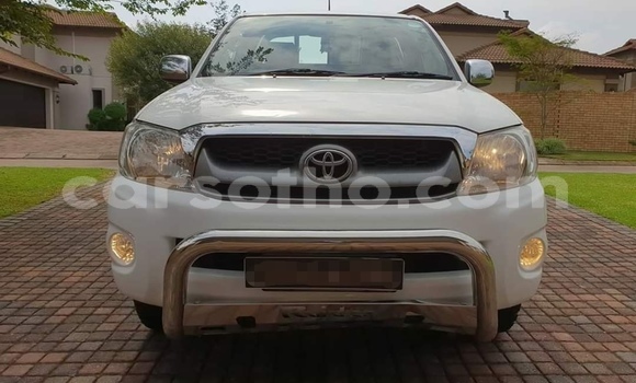 Sayi Na hannu Toyota Hilux White Mota in Maseru a Maseru Sayi Na hannu Toyota Hilux White Mota in Maseru a Maseru