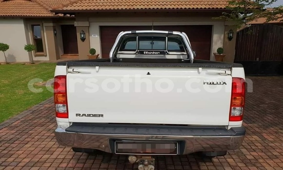 Sayi Na hannu Toyota Hilux White Mota in Maseru a Maseru Sayi Na hannu Toyota Hilux White Mota in Maseru a Maseru