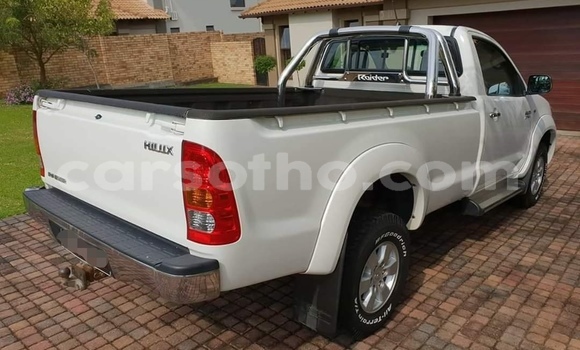 Sayi Na hannu Toyota Hilux White Mota in Maseru a Maseru Sayi Na hannu Toyota Hilux White Mota in Maseru a Maseru