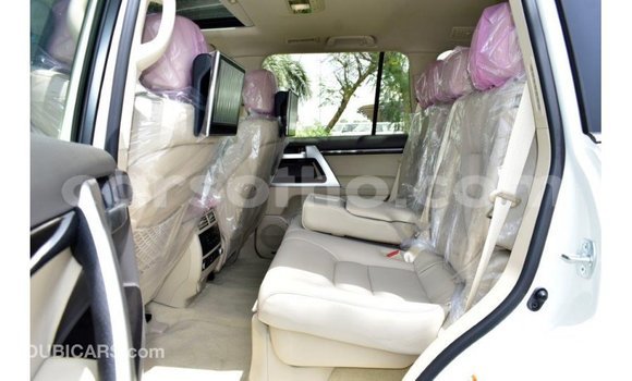 Acheter Import Voiture Toyota Land Cruiser Blanc à Import - Dubai, Maseru Acheter Import Voiture Toyota Land Cruiser Blanc à Import - Dubai, Maseru