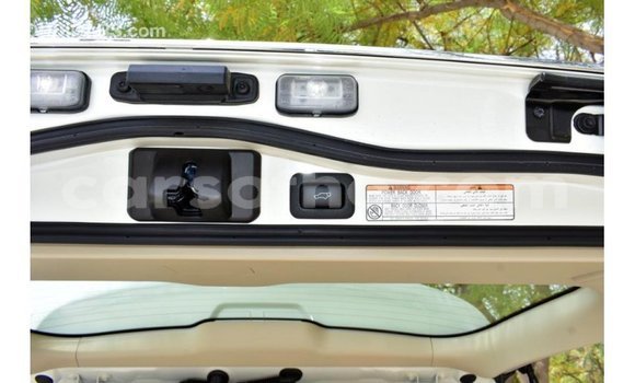 Acheter Import Voiture Toyota Land Cruiser Blanc à Import - Dubai, Maseru Acheter Import Voiture Toyota Land Cruiser Blanc à Import - Dubai, Maseru