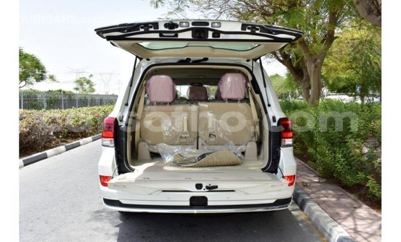 Acheter Import Voiture Toyota Land Cruiser Blanc à Import - Dubai, Maseru Acheter Import Voiture Toyota Land Cruiser Blanc à Import - Dubai, Maseru