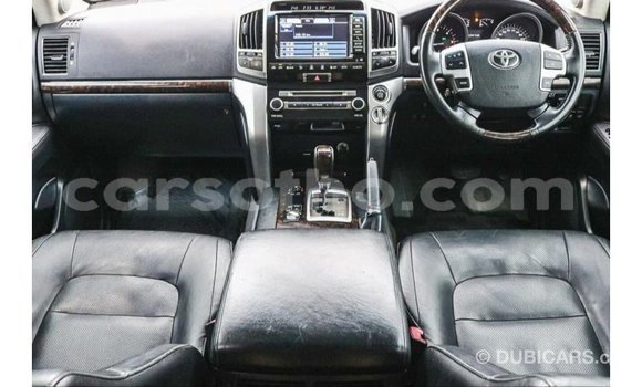 Sayi Imported Toyota Land Cruiser White Mota in Import - Dubai a Maseru Sayi Imported Toyota Land Cruiser White Mota in Import - Dubai a Maseru