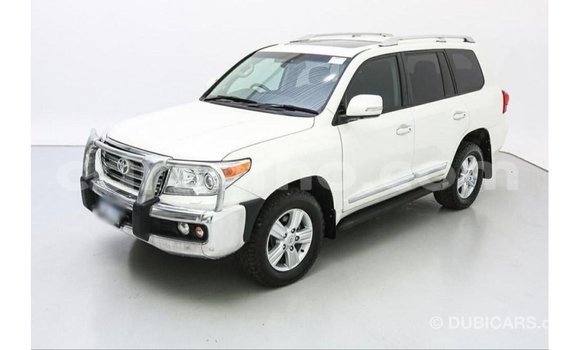 Sayi Imported Toyota Land Cruiser White Mota in Import - Dubai a Maseru Sayi Imported Toyota Land Cruiser White Mota in Import - Dubai a Maseru