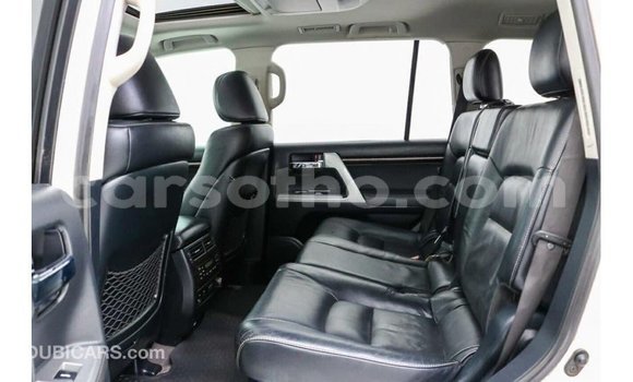 Sayi Imported Toyota Land Cruiser White Mota in Import - Dubai a Maseru Sayi Imported Toyota Land Cruiser White Mota in Import - Dubai a Maseru