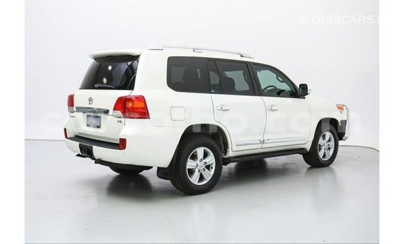 Sayi Imported Toyota Land Cruiser White Mota in Import - Dubai a Maseru Sayi Imported Toyota Land Cruiser White Mota in Import - Dubai a Maseru