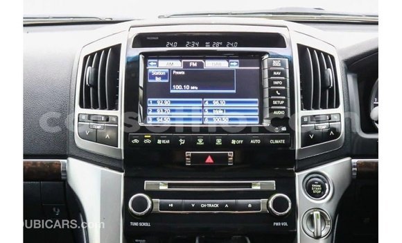 Sayi Imported Toyota Land Cruiser White Mota in Import - Dubai a Maseru Sayi Imported Toyota Land Cruiser White Mota in Import - Dubai a Maseru