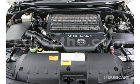 Sayi Imported Toyota Land Cruiser White Mota in Import - Dubai a Maseru Sayi Imported Toyota Land Cruiser White Mota in Import - Dubai a Maseru
