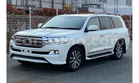 Sayi Imported Toyota Land Cruiser White Mota in Import - Dubai a Maseru Sayi Imported Toyota Land Cruiser White Mota in Import - Dubai a Maseru