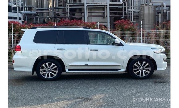 Sayi Imported Toyota Land Cruiser White Mota in Import - Dubai a Maseru Sayi Imported Toyota Land Cruiser White Mota in Import - Dubai a Maseru