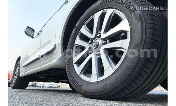 Sayi Imported Toyota Land Cruiser White Mota in Import - Dubai a Maseru Sayi Imported Toyota Land Cruiser White Mota in Import - Dubai a Maseru