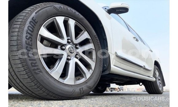 Sayi Imported Toyota Land Cruiser White Mota in Import - Dubai a Maseru Sayi Imported Toyota Land Cruiser White Mota in Import - Dubai a Maseru
