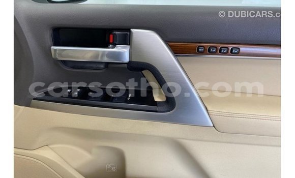 Sayi Imported Toyota Land Cruiser White Mota in Import - Dubai a Maseru Sayi Imported Toyota Land Cruiser White Mota in Import - Dubai a Maseru