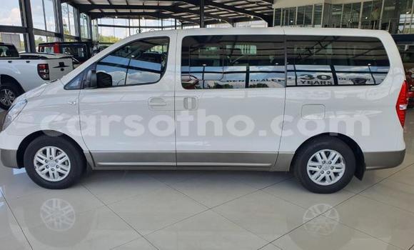 Sayi Na hannu Hyundai H1 White Mota in Maseru a Maseru Sayi Na hannu Hyundai H1 White Mota in Maseru a Maseru