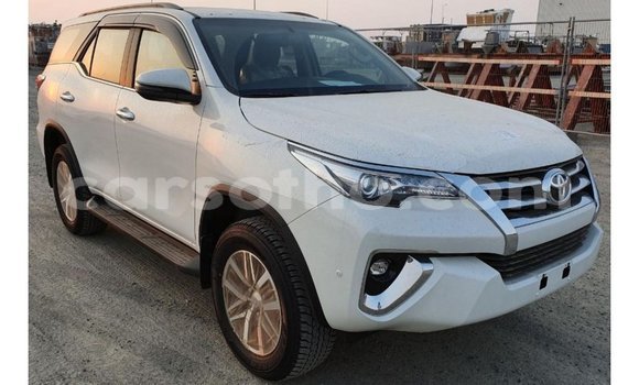 Sayi Imported Toyota Fortuner White Mota in Import - Dubai a Maseru Sayi Imported Toyota Fortuner White Mota in Import - Dubai a Maseru