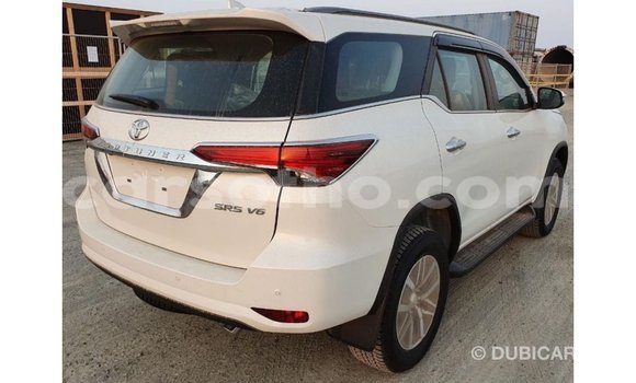 Sayi Imported Toyota Fortuner White Mota in Import - Dubai a Maseru Sayi Imported Toyota Fortuner White Mota in Import - Dubai a Maseru