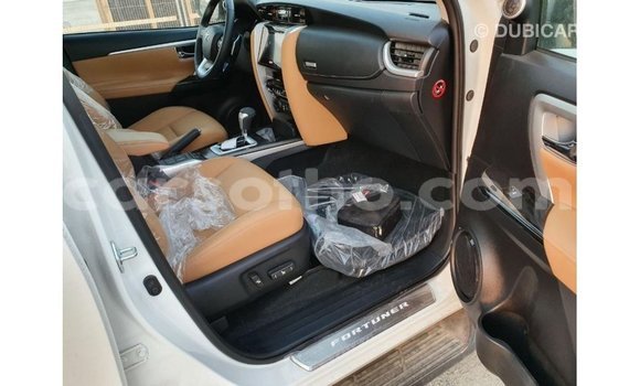 Sayi Imported Toyota Fortuner White Mota in Import - Dubai a Maseru Sayi Imported Toyota Fortuner White Mota in Import - Dubai a Maseru