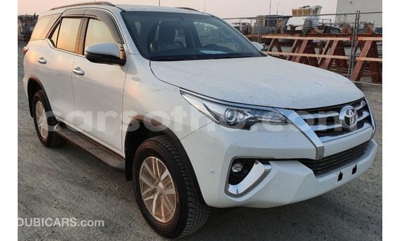 Sayi Imported Toyota Fortuner White Mota in Import - Dubai a Maseru Sayi Imported Toyota Fortuner White Mota in Import - Dubai a Maseru