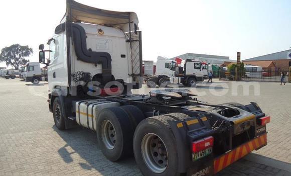 Sayi Na hannu Scania R420 White Babbar mota in Hlotse a Leribe Sayi Na hannu Scania R420 White Babbar mota in Hlotse a Leribe