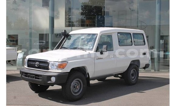 Sayi Imported Toyota Land Cruiser White Mota in Import - Dubai a Maseru Sayi Imported Toyota Land Cruiser White Mota in Import - Dubai a Maseru