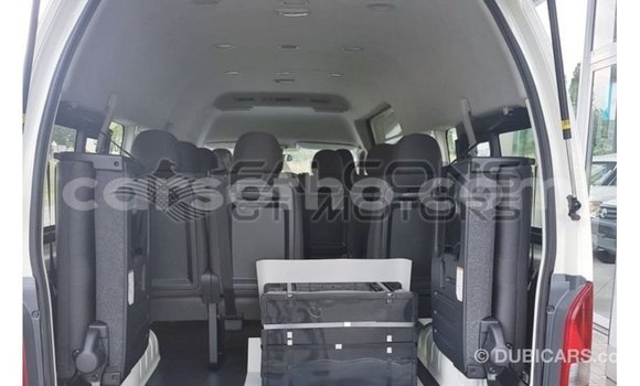 Sayi Imported Toyota Hiace White Mota in Import - Dubai a Maseru Sayi Imported Toyota Hiace White Mota in Import - Dubai a Maseru