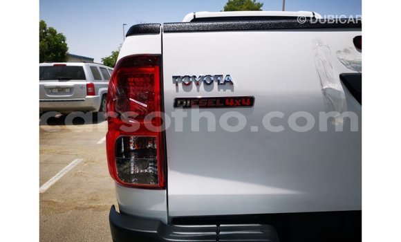 Sayi Imported Toyota Hilux White Mota in Import - Dubai a Maseru Sayi Imported Toyota Hilux White Mota in Import - Dubai a Maseru