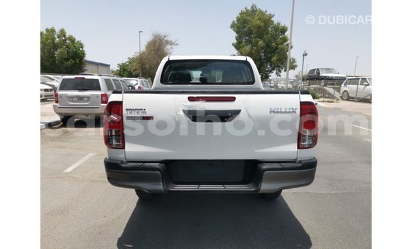 Sayi Imported Toyota Hilux White Mota in Import - Dubai a Maseru Sayi Imported Toyota Hilux White Mota in Import - Dubai a Maseru