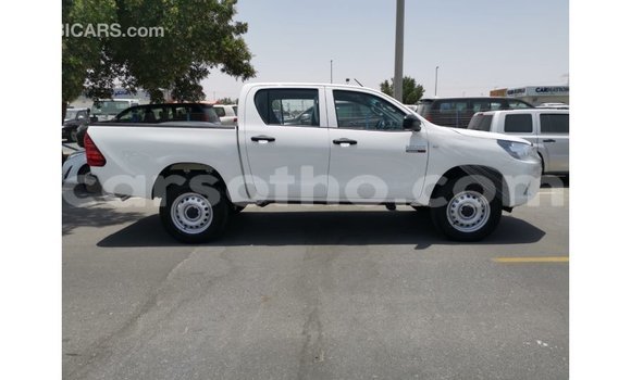 Sayi Imported Toyota Hilux White Mota in Import - Dubai a Maseru Sayi Imported Toyota Hilux White Mota in Import - Dubai a Maseru