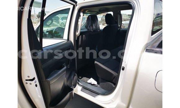 Sayi Imported Toyota Hilux White Mota in Import - Dubai a Maseru Sayi Imported Toyota Hilux White Mota in Import - Dubai a Maseru