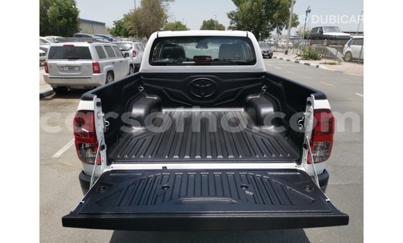 Sayi Imported Toyota Hilux White Mota in Import - Dubai a Maseru Sayi Imported Toyota Hilux White Mota in Import - Dubai a Maseru