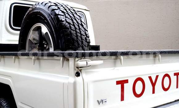 Sayi Na hannu Toyota Land Cruiser White Mota in Maputsoa a Leribe Sayi Na hannu Toyota Land Cruiser White Mota in Maputsoa a Leribe