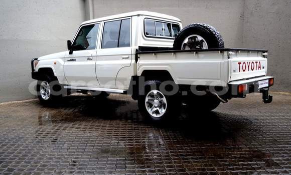 Sayi Na hannu Toyota Land Cruiser White Mota in Maputsoa a Leribe Sayi Na hannu Toyota Land Cruiser White Mota in Maputsoa a Leribe