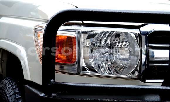 Sayi Na hannu Toyota Land Cruiser White Mota in Maputsoa a Leribe Sayi Na hannu Toyota Land Cruiser White Mota in Maputsoa a Leribe