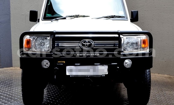 Sayi Na hannu Toyota Land Cruiser White Mota in Maputsoa a Leribe Sayi Na hannu Toyota Land Cruiser White Mota in Maputsoa a Leribe