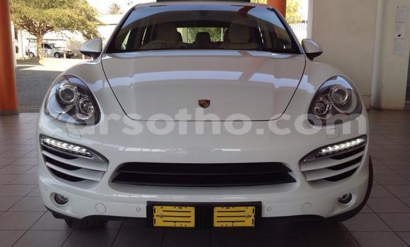 Sayi Na hannu Porsche Cayenne White Mota in Maseru a Maseru Sayi Na hannu Porsche Cayenne White Mota in Maseru a Maseru