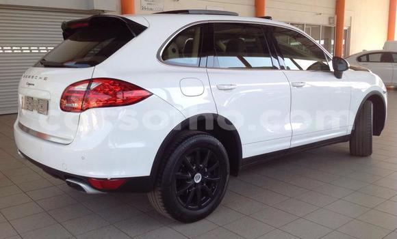 Sayi Na hannu Porsche Cayenne White Mota in Maseru a Maseru Sayi Na hannu Porsche Cayenne White Mota in Maseru a Maseru