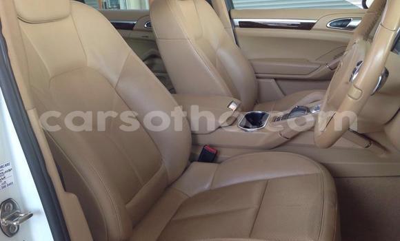 Sayi Na hannu Porsche Cayenne White Mota in Maseru a Maseru Sayi Na hannu Porsche Cayenne White Mota in Maseru a Maseru