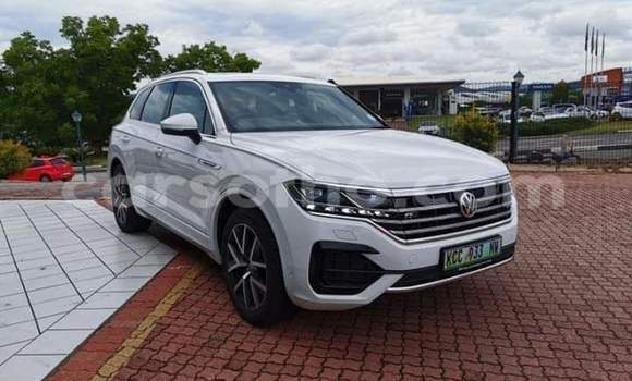 Sayi Na hannu Volkswagen Touareg White Mota in Maseru a Maseru Sayi Na hannu Volkswagen Touareg White Mota in Maseru a Maseru