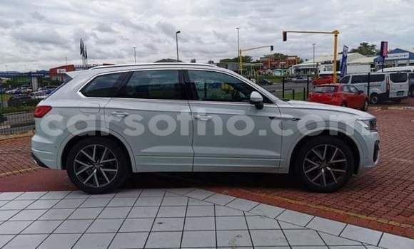 Sayi Na hannu Volkswagen Touareg White Mota in Maseru a Maseru Sayi Na hannu Volkswagen Touareg White Mota in Maseru a Maseru