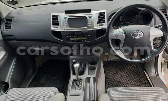 Sayi Na hannu Toyota Hilux White Mota in Maseru a Maseru Sayi Na hannu Toyota Hilux White Mota in Maseru a Maseru