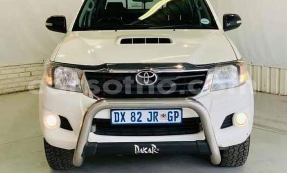 Sayi Na hannu Toyota Hilux White Mota in Butha–Buthe a Thaba-Tseka Sayi Na hannu Toyota Hilux White Mota in Butha–Buthe a Thaba-Tseka