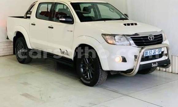 Sayi Na hannu Toyota Hilux White Mota in Butha–Buthe a Thaba-Tseka Sayi Na hannu Toyota Hilux White Mota in Butha–Buthe a Thaba-Tseka
