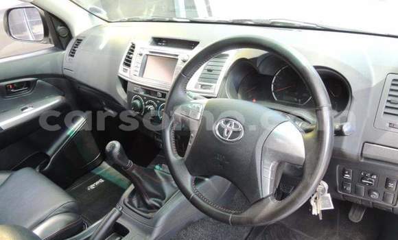 Sayi Na hannu Toyota Hilux White Mota in Butha–Buthe a Thaba-Tseka Sayi Na hannu Toyota Hilux White Mota in Butha–Buthe a Thaba-Tseka