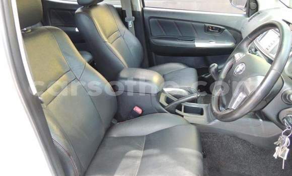 Sayi Na hannu Toyota Hilux White Mota in Butha–Buthe a Thaba-Tseka Sayi Na hannu Toyota Hilux White Mota in Butha–Buthe a Thaba-Tseka