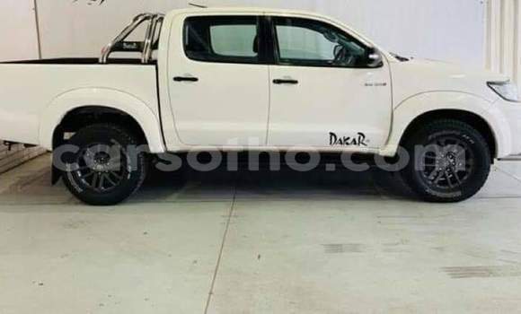Sayi Na hannu Toyota Hilux White Mota in Butha–Buthe a Thaba-Tseka Sayi Na hannu Toyota Hilux White Mota in Butha–Buthe a Thaba-Tseka