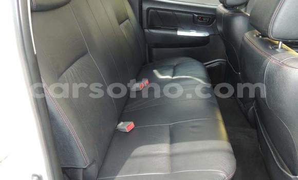 Sayi Na hannu Toyota Hilux White Mota in Butha–Buthe a Thaba-Tseka Sayi Na hannu Toyota Hilux White Mota in Butha–Buthe a Thaba-Tseka